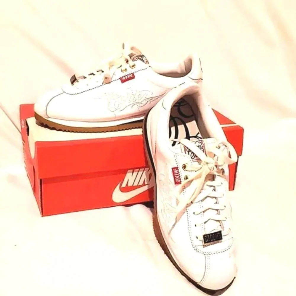 NIKE CORTEZ MISTER CARTOON WHITE! Womens Size 7. UNISEX Wore 1x! LIKE NEW!
